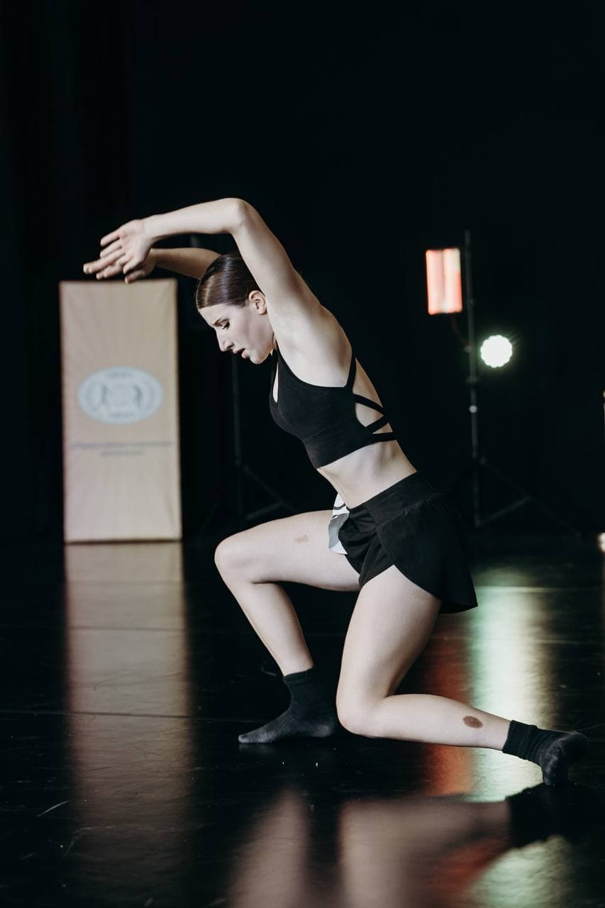 Педагог и дети в студии