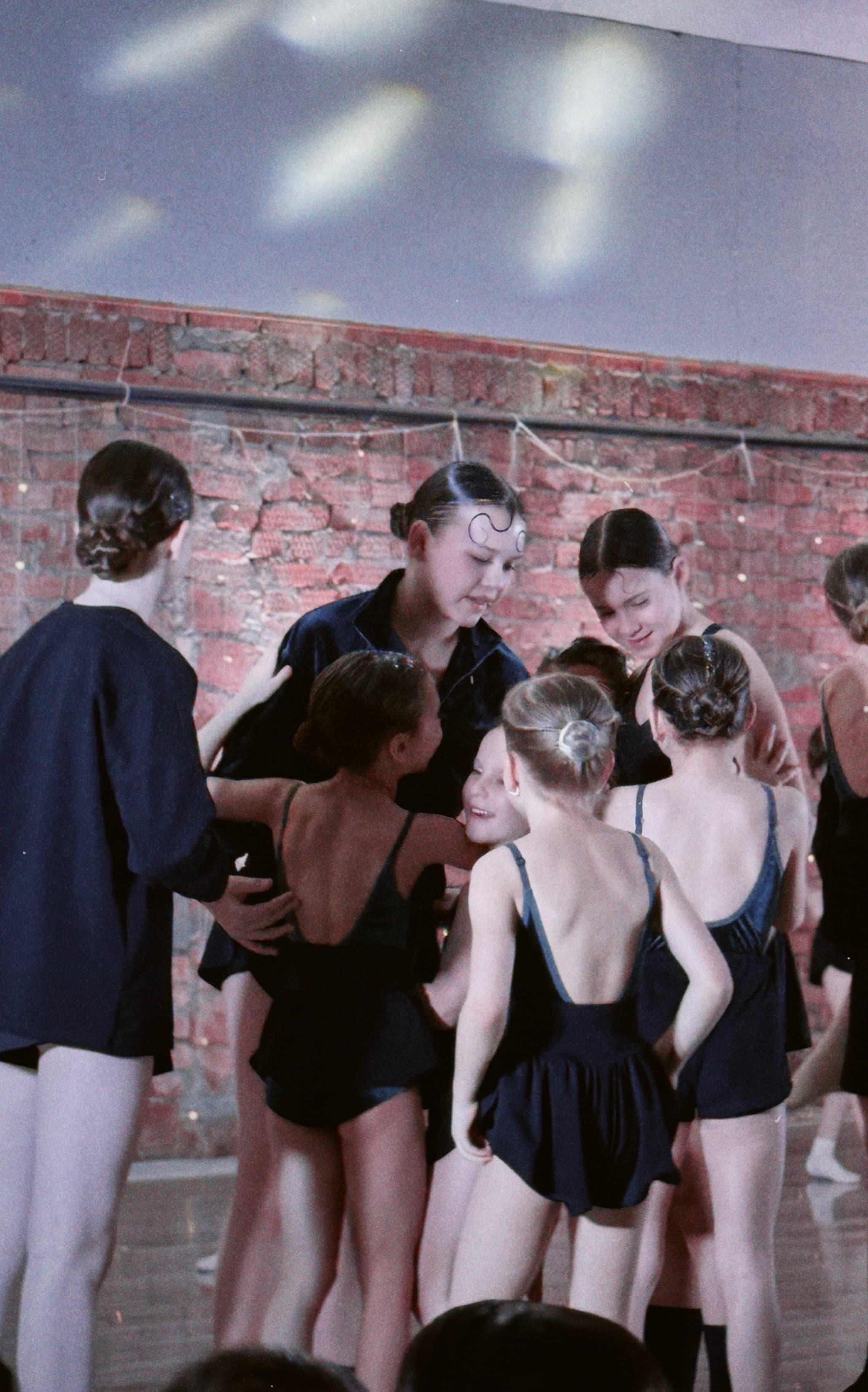 Группа детей на занятии в студии