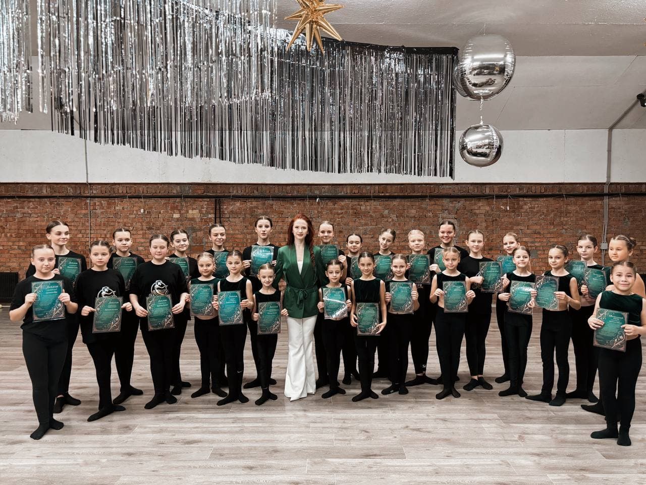 Занятие в танцевальном зале студии