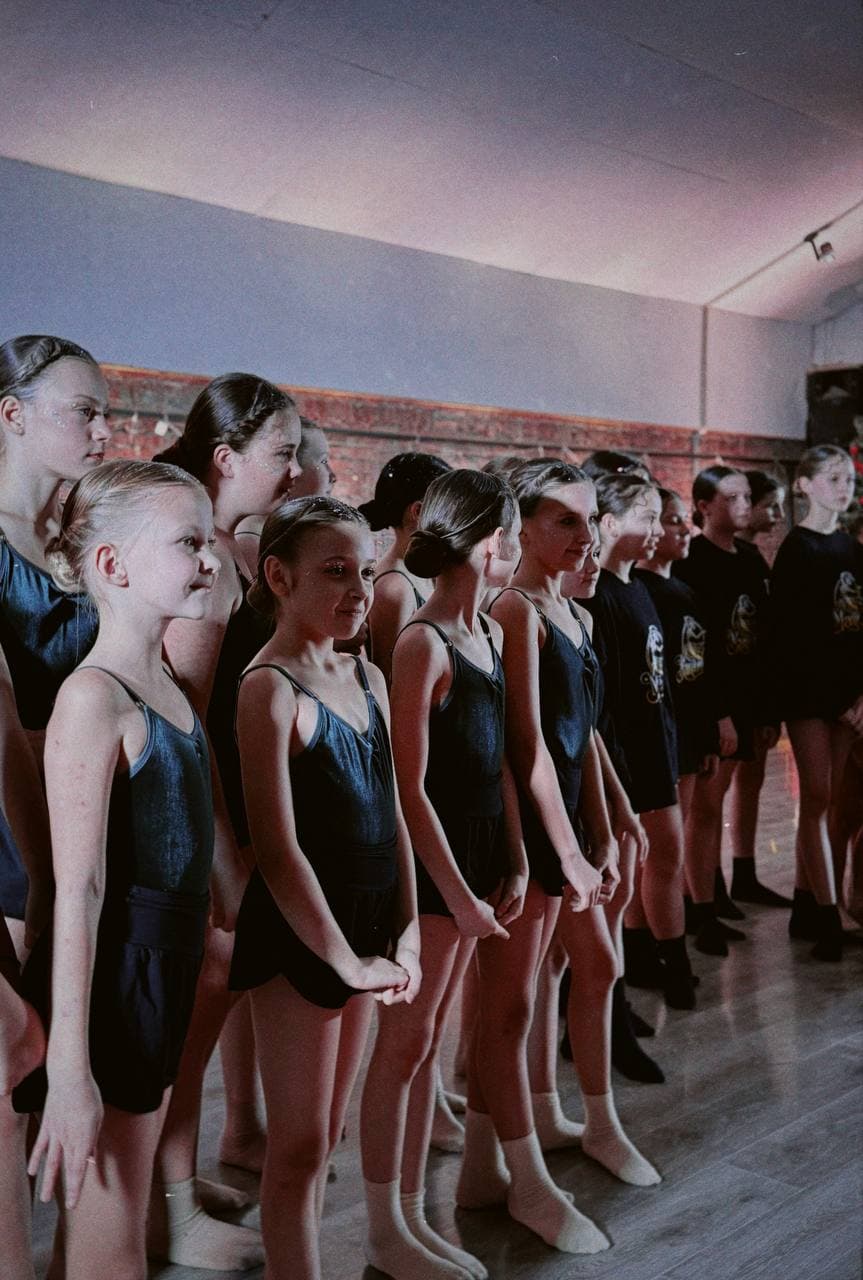 Момент занятия с группой детей